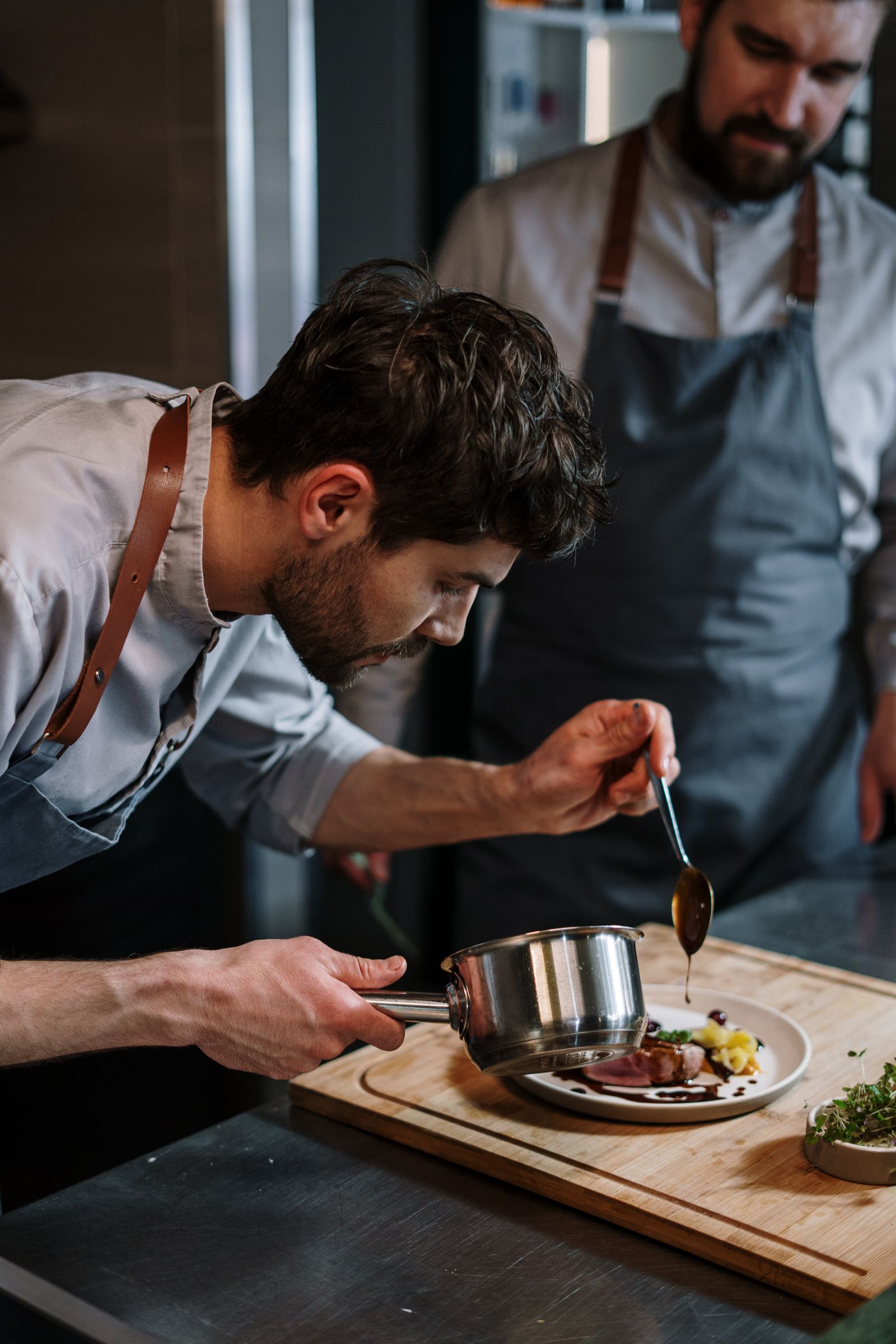 Chef MYLO Traiteur, dressage d'un plat maison